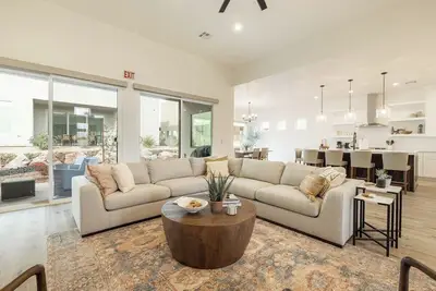 Image de Avery: Bright & Spacious Family Getaway