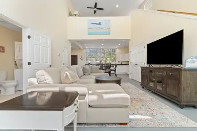 Image de Bella Villa Loft Suite- Conveniently located near Nas!