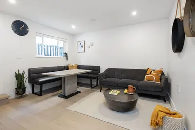 Image de Modern, Bright, Clean 2 Bedroom Suite - Great Location!