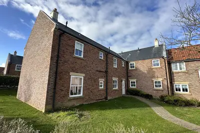 Stunning Ground Floor Coastal Apartment - Sleeping 3 in 1 Bedroom - Pool and Beach Access Included.