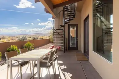 Image de Off Course: Stargaze & Soak in Desert Sunsets