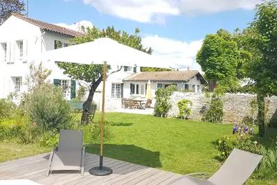 Image de Maison & jardin de charme avec piscine et jardin privatif - calme garanti -