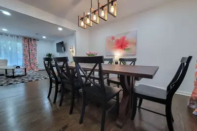 Image de Spacious open concept home w/ game room + firepit