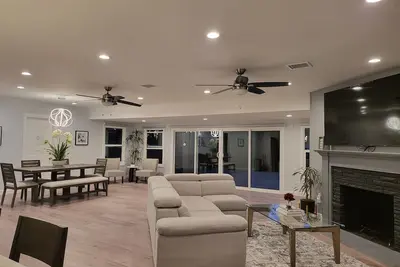 Image de Modern 4 Bedroom Home - 15 mins from Disneyland