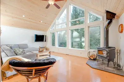 Image de Muskoka Vibe Riverfront Retreat w hot tub/Game Rm