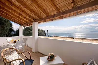 Image de Apartment with sea views in complex with pool and restaurant.