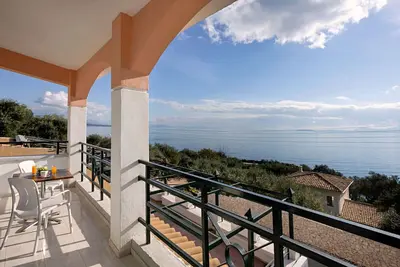 Image de Apartment with sea views in complex with pool and restaurant.