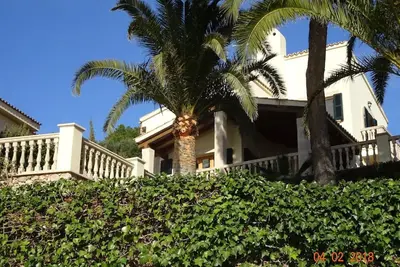 Image de Freistehende Villa mit Pool, 3 Sonnenterrassen, Garten, Auffahrt für Pkw
