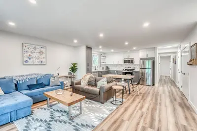 Image de Modern 3 bed, 2 bath with an Unbeatable location and Hot Tub!