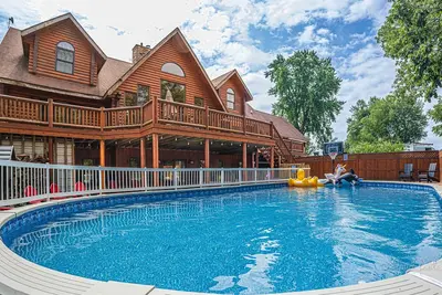 Image de Wonder Bear Lodge | 7 Bdrms, King beds | Hot Tub