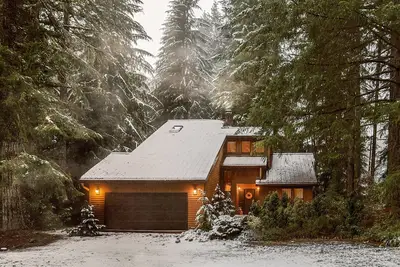 Image de An Idyllic Modern Cabin tucked away in a private Pnw forest with Hot Tub