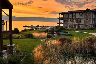 Image de 3 bed luxury Flathead lake living, waterfront