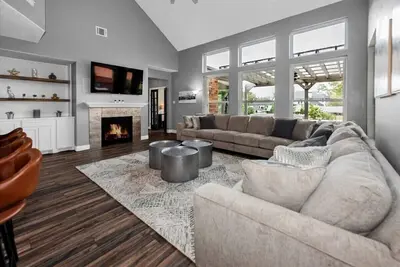 Image de Lakeside Villa with Pool & Spa 30 Mins Downtown