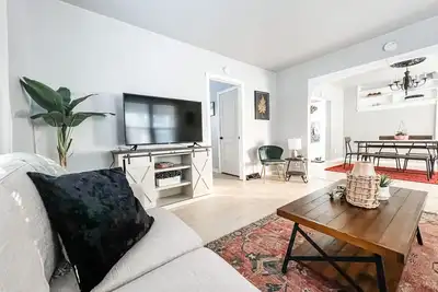 Image de Reclaimed Historic Home 1min to Downtown-Sleeps 7!