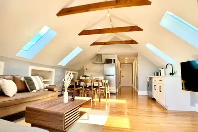 Image de Unique Cathedral Ceiling Condo W/D, Parking