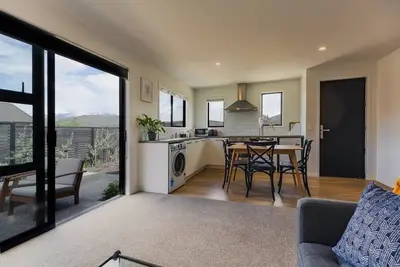 Sunny Queenstown Cottage in Shotover Country