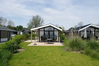 Image de Chalet situé au bord de l'eau avec terrasse