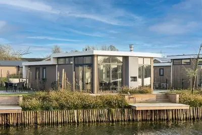 Image de Detached waterfront chalet with 4 bedrooms and a terrace