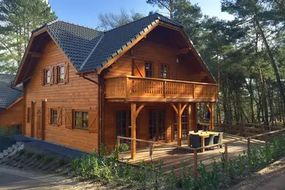 Image de Chalet avec 6 chambres à coucher et 2 places de stationnement
