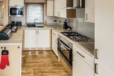 Image de Comfortable open-plan, studio-style accommodation with double bed, sofa bed and kitchenette.