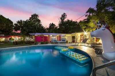 Image de Huge Lake Compound / 7br Private Suites, Fireplace\n