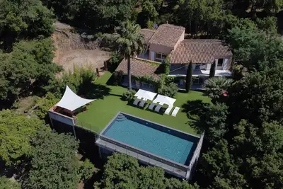Image de Villa, (14 p), vue panoramique sur les collines. Grande piscine à débordement.
