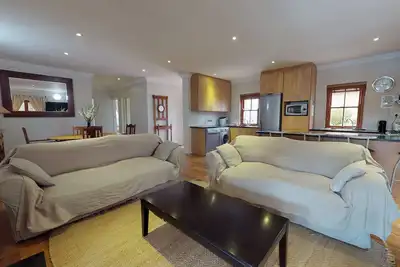 Image de Lemon Cottage 2 Beds 2 Bath both on Suite Sleep 4 overlooking Solar Heated Pool.