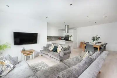 Image de A stylish eco mews house with four bedrooms, enclosed garden and parking in Newquay
