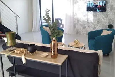Image de Cozy townhome retreat - 5 mins from the beach!