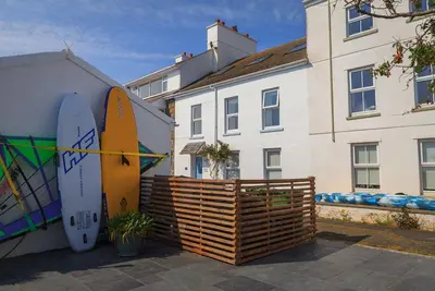 Image de The Studio is a seaside escape based in the quiet hamlet of Derbyhaven, just outside Castletown in t