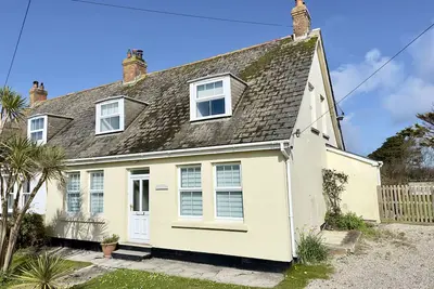 Image de Four bedrooms with garden and driveway parking. Pets welcome.