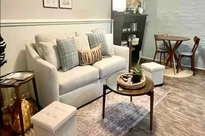 Image de Cozy Private Suite in Cultural District! Walk to Mass St. ~ 5 min to Ku Campus