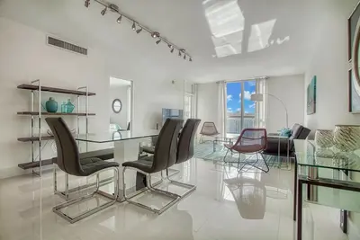 Image de The Tides 2 bedrooms 2 full bathrooms. We are on the beach! !