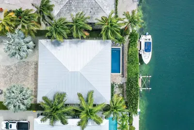 Image de Salt Haven-Beautiful 70' Waterfront/Canal Pool Home + Private Beach & Boat Ramp