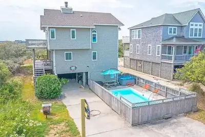 Image de 5bd/4bath short walk to beach with jacuzzi room/hot tub/private pool, ping pong