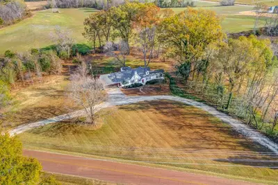 Image de Modern Farmhouse 5 miles to Blue Oval!