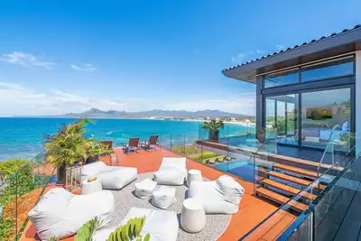 Image de Kupuri 32 in Kupuri by Mita Residential. Lavish, Ocean front, Pool, Staff