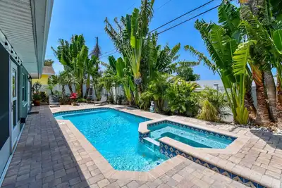 Image de Tropical 4 Bed Pool Home Min to Beaches! Available Now