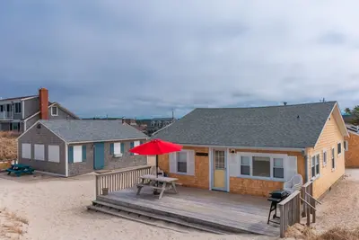 Image de Bright Oceanfront Cottage—Deck & Beach Access