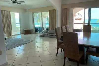 Image de Huge Private Oceanview Terrace, Corner Condo in Front of the Beach, Resort Pool!