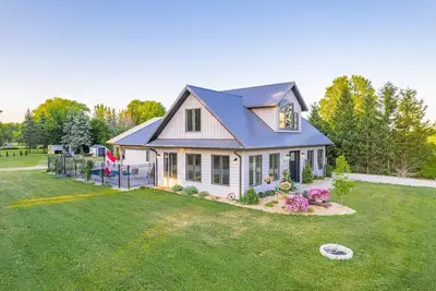 Image de Beautiful cottage with spectacular lake views, heated pool & shared beach access