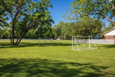 Remodeled one story building w/firepit, super close to everything