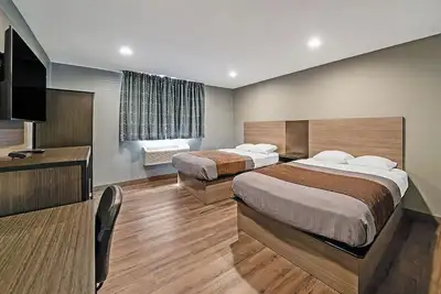 Image de 2 Comfortable Units, Minutes From Patriot Place, with Free Parking & Breakfast!