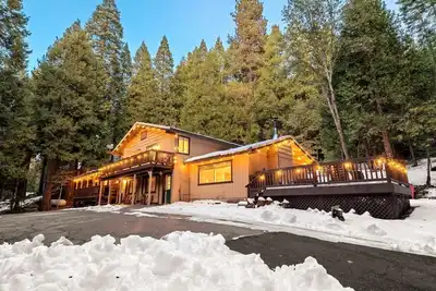 Image de Sugarpine Trailhead Lodge-8 miles from Yosemite-2 Cabins, 6 Bedrooms, Sleeps 18-2 Hot Tubs