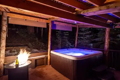Image de Corlieu Falls Cabin in Sugar Pine with Gazebo, Hot tub, fire-pit and front porch bar top