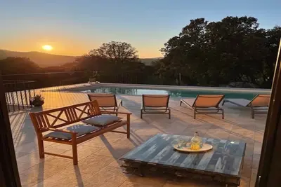 Image de Maison récente avec piscine privée à la campagne.