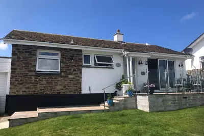 Image de Sleeps 6 guests, ample driveway parking, front and rear gardens. Pets welcome
