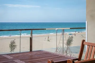 Image de At010 Ultramar: Apartamento con vistas al mar y al paseo marítimo en segunda línea de la playa
