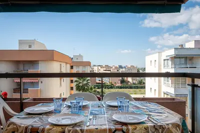 Appartement en Bord de Mer avec Accès Direct à la Plage, Piscines et Parking Privé