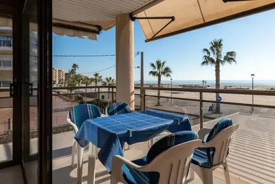 Image de At118 Solarium Mar: Apartamento en primera línea del mar dispone de una piscina comunitaria